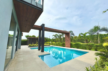 Farmhouse for RENT in central drIve, dlf chattArpur, south delhi