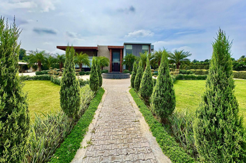 Farmhouse for RENT in central drIve, dlf chattArpur, south delhi